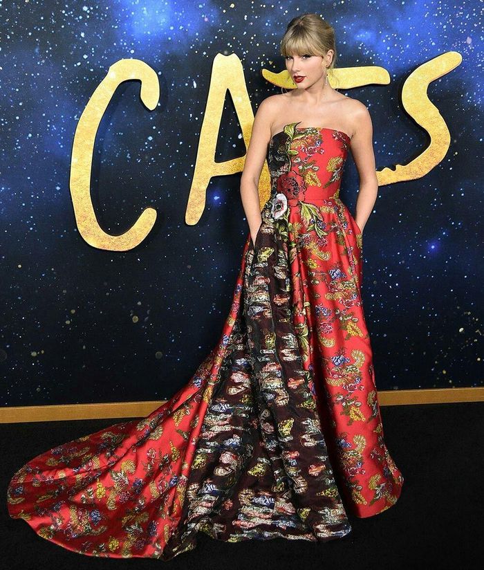 Trang phục họa tiết in hoa gắn liền với phong cách thời trang của Taylor Swift. Ảnh: ELLE, Vogue. 