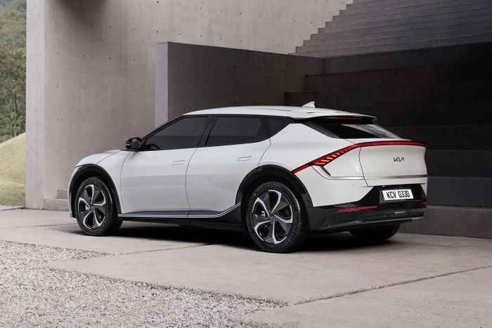  Kia EV6 có phần đuôi mang hơi hướm coupe với trụ C vuốt dốc về sau. Điểm nhấn chính là dải đèn hậu LED trải dài hết phần đuôi, đi cùng cánh lướt gió thể thao. Các tay nắm cửa được thiết kế ẩn vào thân xe giúp thiết kế của chiếc crossover chạy điện này thêm sang trọng và hiện đại. 
