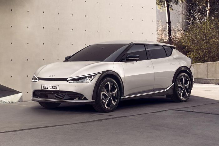  Khác biệt dễ nhận thấy nhất giữa EV6 và các mẫu xe Kia dùng động cơ đốt trong là thiết kế. Trong đó, chiếc xe điện có ngoại hình thanh thoát và hiện đại khi lưới tản nhiệt mũi hổ biến mất, thay vào đó là mặt ca-lăng đơn giản nối liền 2 cụm đèn chiếu sáng đa giác. Logo Kia cũng được thay mới với thiết kế tối giản. 