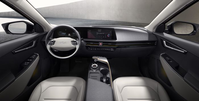  Khoang lái của Kia EV6 mang thiết kế tối giản, bảng táp-lô tạo hình theo phương ngang và hướng người lái. Khu vực trung tâm có cụm điều khiển điều hòa, trong khi màn hình giải trí được nối liền với bảng đồng hồ kỹ thuật số. Vô-lăng là dạng 2 chấu, trong khi cụm cần số điện có thiết kế kiểu núm tròn. 