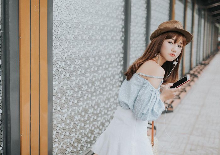 Nam diễn viên cho biết anh không công khai chuyện tình cảm thời gian qua vì muốn giữ bình yên cho cả hai. "Tôi hiếm khi chia sẻ chuyện cá nhân với khán giả. Tôi muốn mối quan hệ của cả hai đi đến kết quả tốt đẹp nhất", anh tâm sự. Hữu Tín là một trong những diễn viên hài trẻ, trưởng thành từ sân khấu kịch của bà bầu Hồng Vân. Thời gian qua, nam diễn viên góp mặt trong nhiều game show như Ơn giời cậu đây rồi, Nhanh như chớp...