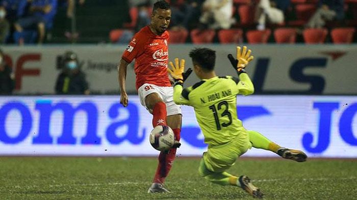 Dario Silva tâng bóng ghi bàn vào lưới Hoài Anh nhưng không được công nhận sau pha kiến tạo của Lee Nguyễn. Ảnh: TPHCM