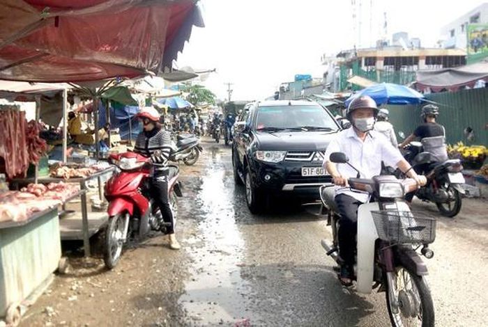 Cảnh nhộn nhịp mua bán, đi lại giữa công trường đang thi công khi chưa có sự can thiệp của lực lượng quản lý trật tự đô thị phường 13, quận Bình Thạnh, TPHCM