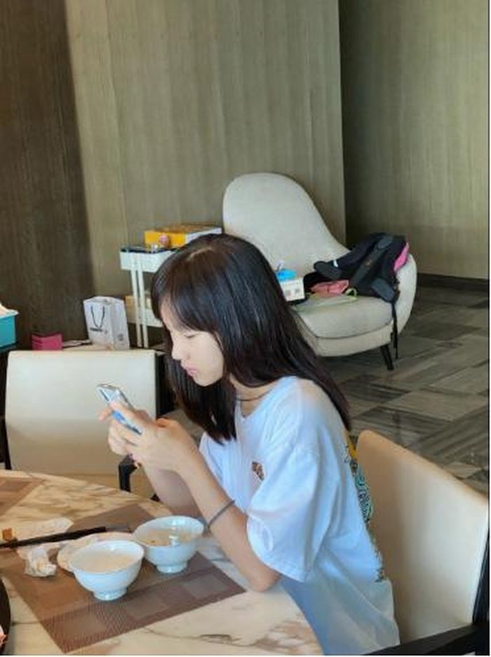 Trong các shoot hình của anh trai, Tiểu Bái được nhận xét là vẫn xinh xắn, đáng yêu như ngày nào. Đặc biệt góc nghiêng và đôi mắt một mí của cô bé đã gây ấn tượng không hề nhỏ.
