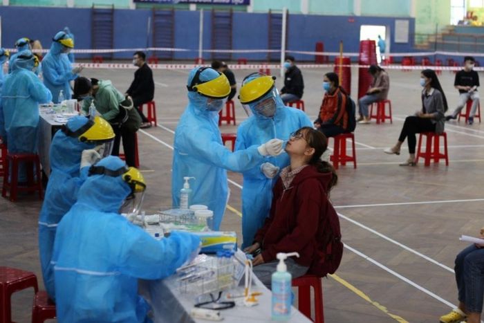 Sinh viên ĐH Huế được xét nghiệm Covid-19 khi trở lại trường sau kì nghỉ Tết.