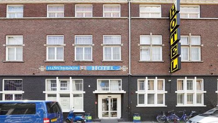 Hans Brinker nằm cạnh khu vực kênh đào lịch sử Amsterdam và Leidseplein, một quảng trường nổi tiếng với các hoạt động vui chơi về đêm. 