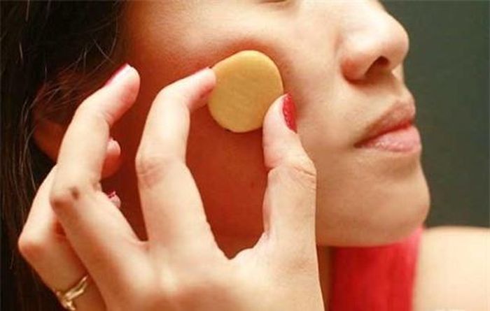 Khoai tây giúp bạn loại bỏ mụn đầu đen một cách dễ dàng.