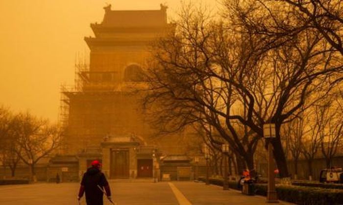 Đây là trận bão cát lớn nhất trong vòng 1 thập kỷ - Ảnh: Reuters