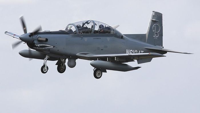 AT-6B là cường kích có sức mạnh đáng nể, đây chính là biến thể của loại máy bay huấn luyện T-6A do Mỹ sản xuất, thích hợp với các nước có tiềm lực quân sự vừa và nhỏ.