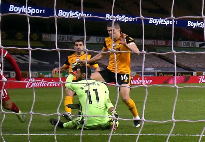  Thủ thành số 11 lao ra khi Salah thoát xuống và dứt điểm vào lưới Wolves. Tiền đạo người Ai Cập bị trọng tài bắt lỗi việt vị. Tuy nhiên, theo đà băng lên, Patricio đập đầu vào đầu gối của đồng đội Conor Coady khi hậu vệ số 16 cũng chạy về để truy cản cầu thủ đối phương. 