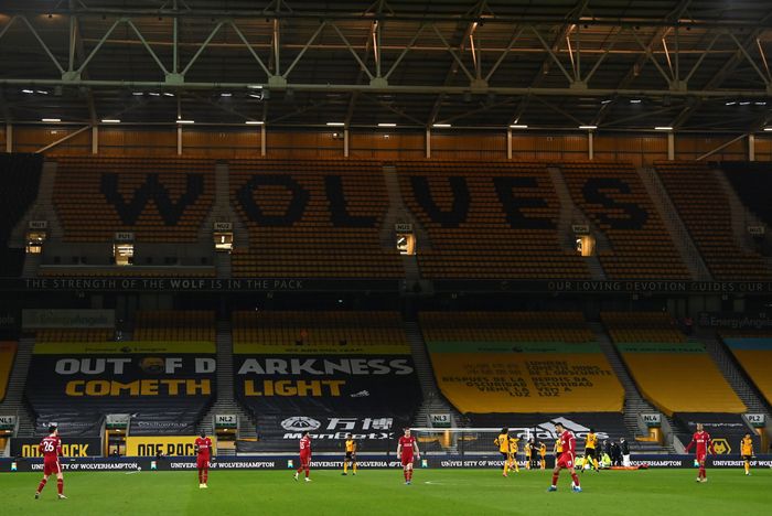  Trận đấu giữa Wolves và Liverpool kéo dài đến phút 90+18. Cầu thủ đôi bên lấy bóng đá tập trong lúc các nhân viên y tế sơ cứu và chăm sóc cho Patricio. Ở trận đấu này, hàng công hai đội có ngày thi đấu kém duyên, trong khi các cầu thủ phòng ngự chơi tương đối tỉnh táo, đặc biệt là thủ thành Alisson Becker phía "The Kop". 