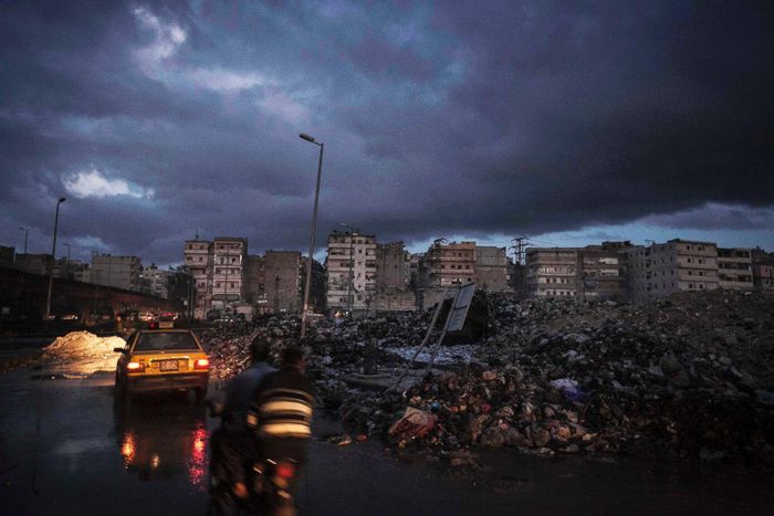  Mây đen bao phủ đống gạch vụn ở Aleppo ngày 4/12/2012. Ảnh: AP. 