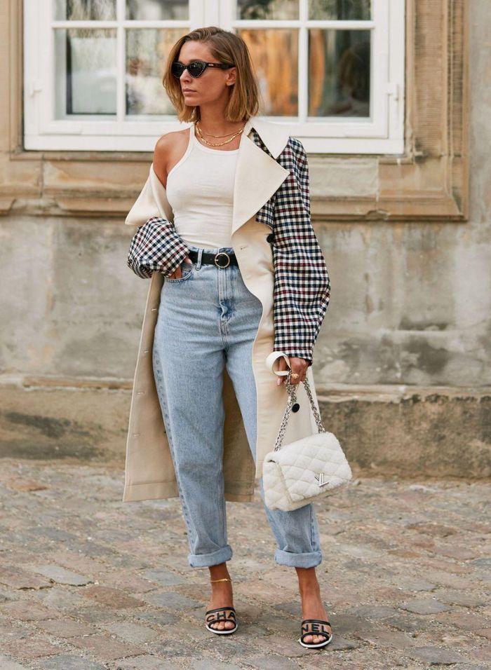  Cách đơn giản nhất để làm giãn quần jeans bị co lại chính là xịt thêm một chút nước ấm, trải món đồ ra sàn nhà và đạp lên 2 bên ống quần. Sau đó, sử dụng tay giữ chặt phần lưng quần và kéo giãn ra trong lúc nước ấm vẫn còn ướt. Ảnh: Who What Wear. 