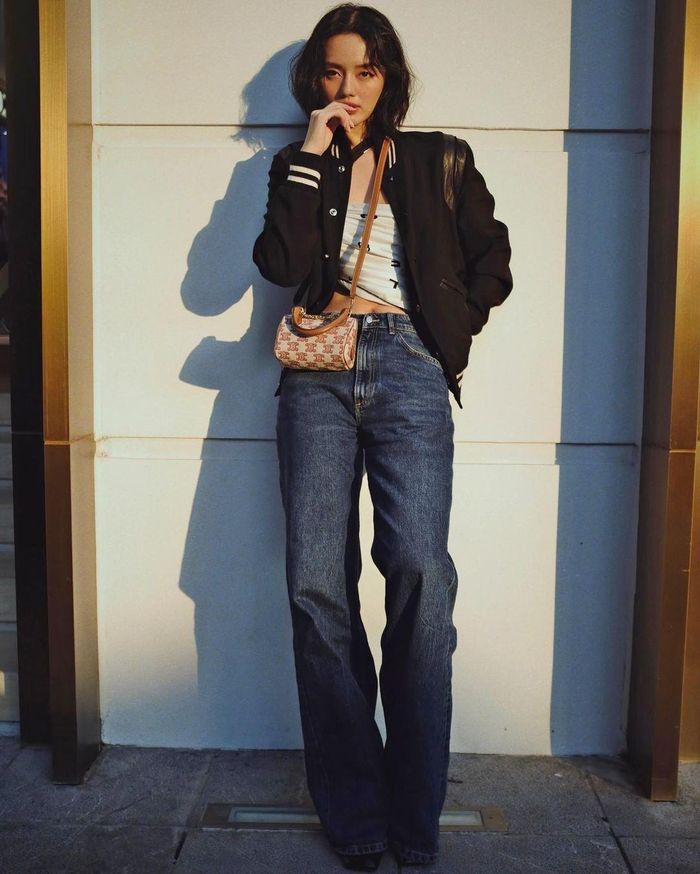  Mặc một quần jeans quá chật, các cô gái hãy thử nghiệm cách đổ nước ấm đầy bồn tắm và ngồi vào bên trong. Nhiệt độ của nước sẽ giúp kéo căng sợi chỉ khiến phom dáng quần được nới lỏng hơn một chút. Sau đó, phơi quần thật khô trước khi mặc lần kế tiếp. Ảnh: @klinhnd. 