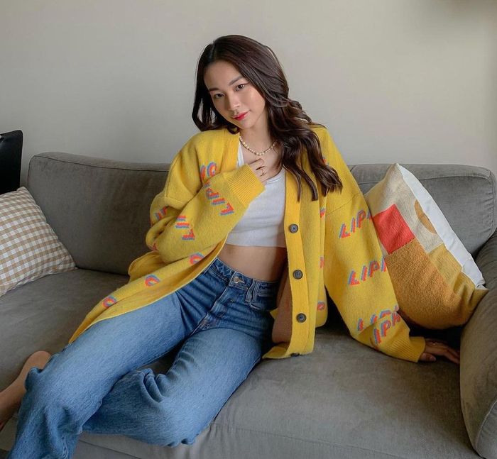  Với những người muốn quần jeans vừa vặn với cơ thể, hãy thử bí quyết mở rộng phần eo và may thêm lớp vải denim khác màu khoảng 2-3 cm ở bên hông để tạo sự nhấn nhá cho tổng thể. Ảnh: @phi.phuonganh. 