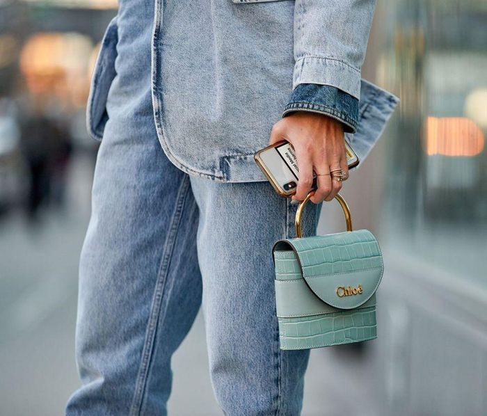  Với những chiếc quần jeans rộng hơn so với kích cỡ chuẩn của cơ thể, các tín đồ thời trang hãy giặt với nước ở chế độ nóng nhất. Phương pháp này dễ đạt hiệu quả cao nếu món đồ được làm bằng vải denim gần với chất liệu 100% cotton. Không sử dụng bất kỳ hóa chất làm mềm vải nào trong quá trình giặt cùng nước nóng. Ảnh: Who What Wear.