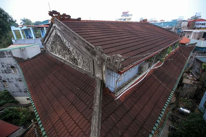 Theo chia sẻ của người dân, dinh thự Pháp cổ này được xây dựng từ năm 1911, cùng thời điểm xây dựng Nhà hát Lớn, cách đây khoảng 110 năm.