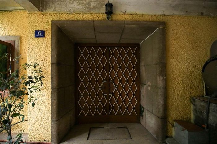 Dinh thự có gara ô tô, hầm ngầm với lối thoát ra tận Hồ Tây, các vật liệu xây dựng đều được nhập khẩu từ Pháp, Ý, Tây Ban Nha.