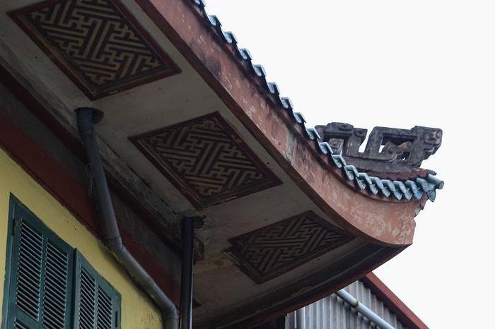 Hệ thống mái ngói vẫn nguyên vẹn và không hề bị phai màu.