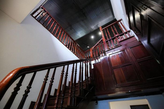 Những bậc thang gỗ lim uốn lượn duyên dáng, tinh tế.