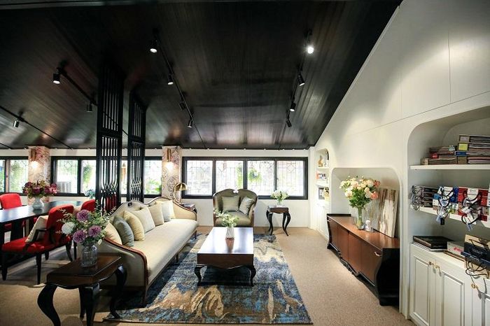 Dù đã có tuổi đời 110 năm, nhưng dinh thự này từ xưa đã có hệ thống điện hoàn toàn được đi ngầm trong tường, có ống ghen thép chôn trong tường, điện ngầm trong cả sàn nhà, thậm chí có cả ổ điện âm sàn bằng đồng; máy bơm nước sản xuất tại Pháp đến giờ vẫn hoạt động.