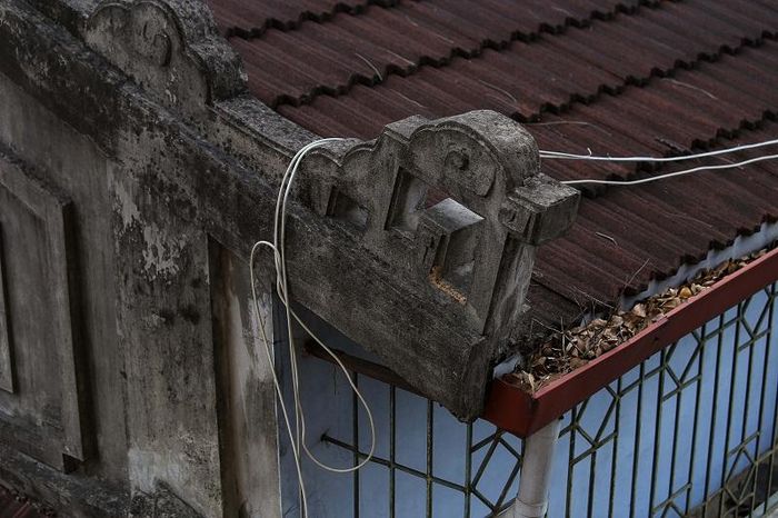 Với sự kết hợp hài hòa giữa văn hóa phương Đông và phương Tây, công trình có kiến trúc hết sức độc đáo. Bên ngoài là kiến trúc mái cung đình rồng phượng đặc trưng của phương Đông.