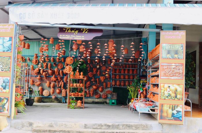  Một cơ sở trưng bày và sản xuất gốm trong làng. 