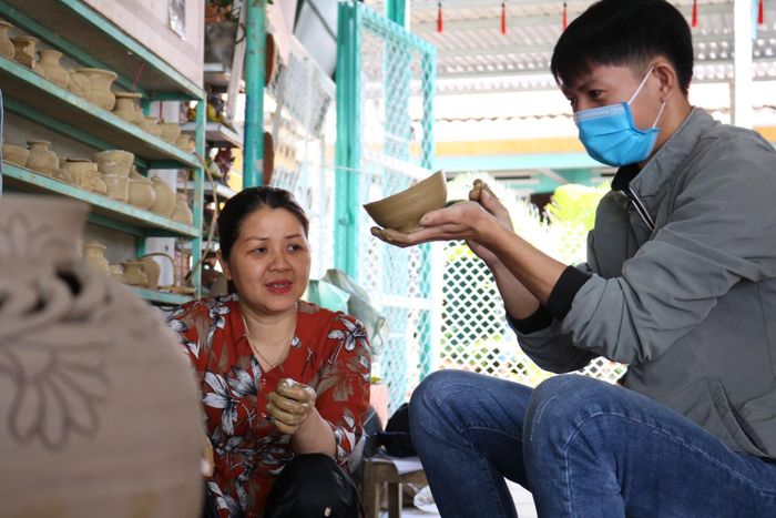  Khách du lịch trải nghiệm làm gốm. 