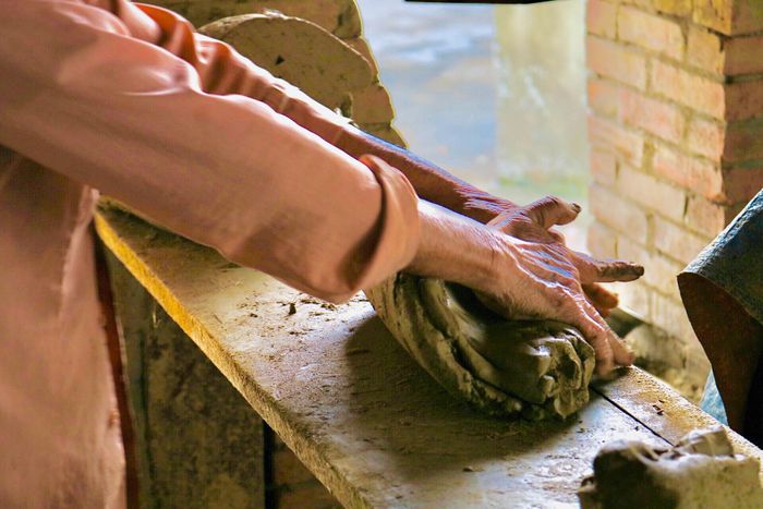  Nghệ nhân đang nhào nặn đất sét chuẩn bị cho công đoạn tạo hình.