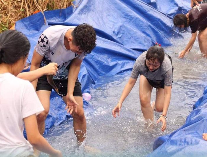 Ngoài học tại homestay các bạn trẻ còn được thực hành tiếng Anh khi tham gia các hoạt động bên ngoài cùng với thầy cô của mình. (Ảnh: JM homestay)