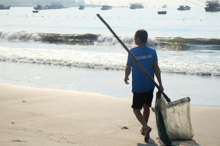 Vào sáng sớm, ngư dân đã bắt đầu ra biển để cào ốc lể