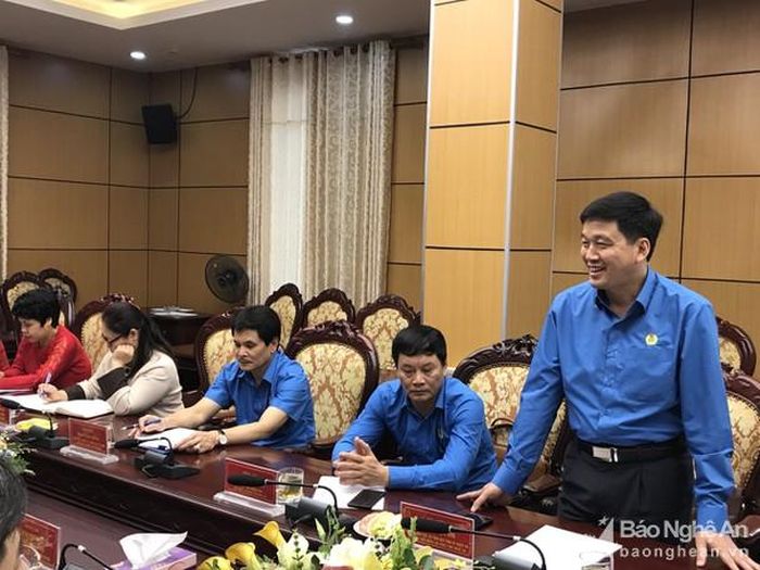 Chủ tịch LĐLĐ tỉnh Nghệ An Kha Văn Tám - UVBCH Đảng bộ tỉnh đã trân trọng cảm ơn sự hợp tác, nhiệt tình, chia sẻ của LĐLĐ thành phố Hà Nội. Ảnh: CTV