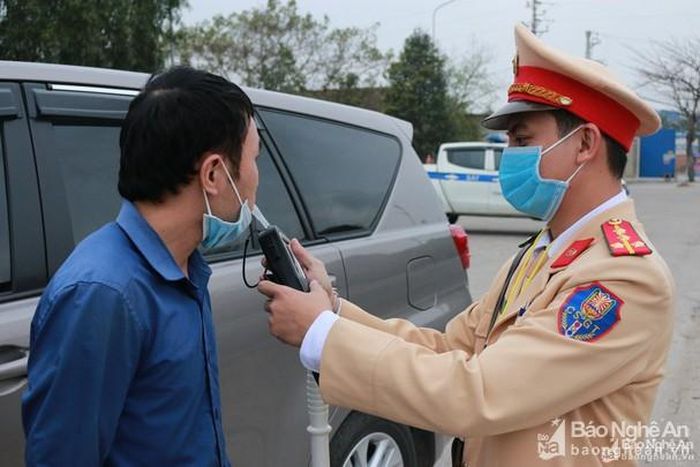 Trạm CSGT Diễn Châu triển khai kiểm tra nồng độ cồn đối với lái xe. Ảnh: Đ.C