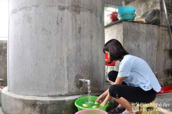 Chị Nguyễn Thị Hạnh ở xóm 1, xã Hưng Mỹ, huyện Hưng Nguyên sử dụng công trình nước sạch từ vốn vay NHCSXH. Ảnh: Thu Huyền