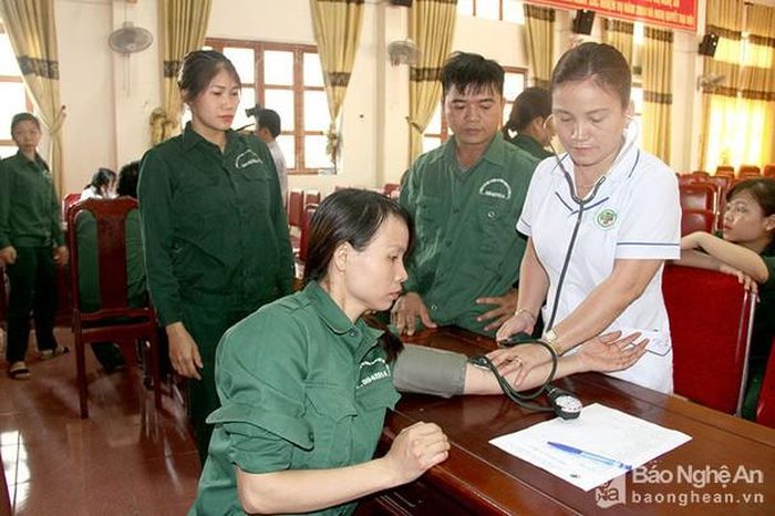 Công nhân được khám, tư vấn sức khỏe trong chương trình Tháng Công nhân. Ảnh tư liệu