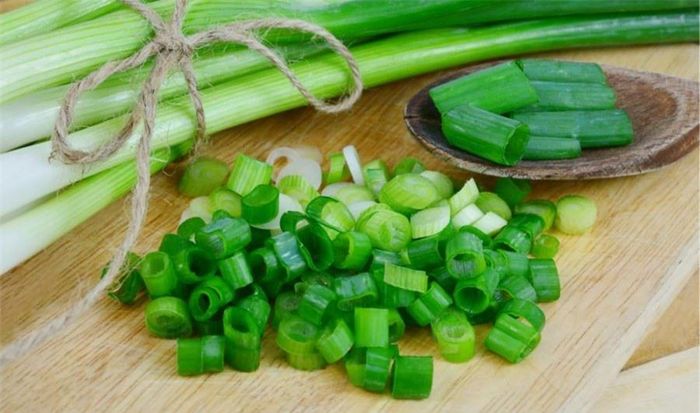  Thái nhỏ hành ra.