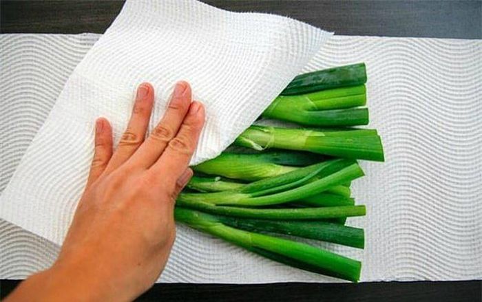  Sau đó đem hành đi rửa sạch. Dùng khăn giấy thấm khô hoàn toàn hành lá. 