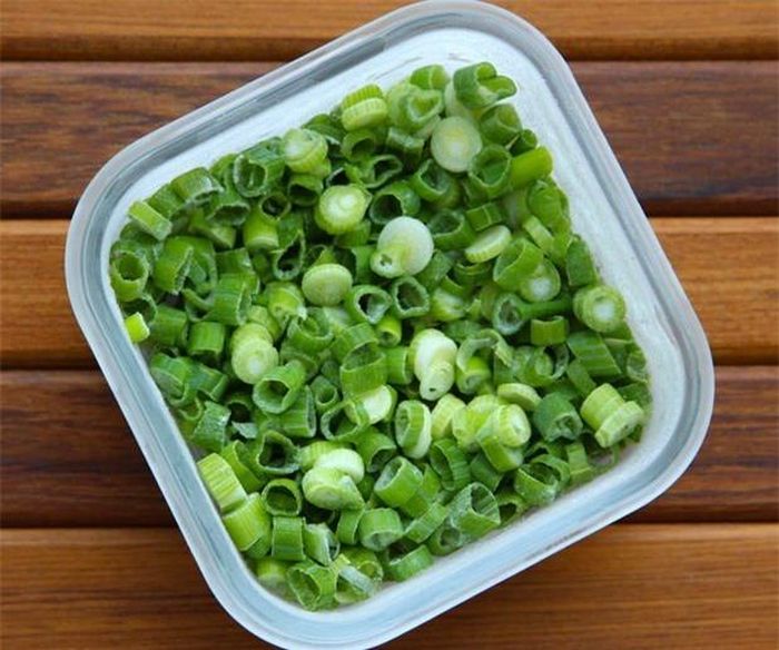  Cho hành đã thái vào túi ni lông hoặc hộp nhựa rồi cất vào ngăn đá tủ lạnh. Bạn có thể chia thành từng phần đủ cho 1 lần nấu. Mỗi khi nấu ăn, lấy hành lá ra rồi cho vào nấu như bình thường. 
