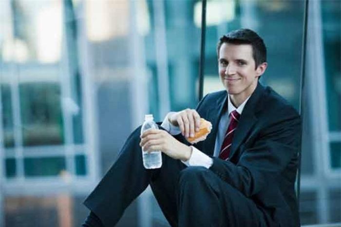 Luôn có một chai nước trên bàn làm việc: Nhiều người không nhận ra họ đang thiếu nước. Cơn khát có thể ảnh hưởng đến khả năng tập trung, năng lượng và hiệu suất làm việc của bạn. Uống đủ nước còn giúp ngăn việc ăn uống quá độ.