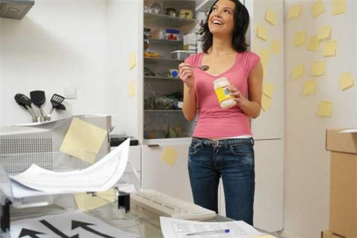 Đầu tư một chiếc tủ lạnh/tủ lạnh mini: Nếu bạn có một văn phòng của riêng mình, hãy đầu tư một chiếc tủ lạnh mini. Hoặc nếu bạn làm trong văn phòng chung của công ty, hãy sử dụng một chiếc tủ lạnh. Chuẩn bị bữa ăn từ tối hôm trước thay vì ăn trưa ở ngoài sẽ giúp giảm nguy cơ tiêu thụ quá nhiều calo.