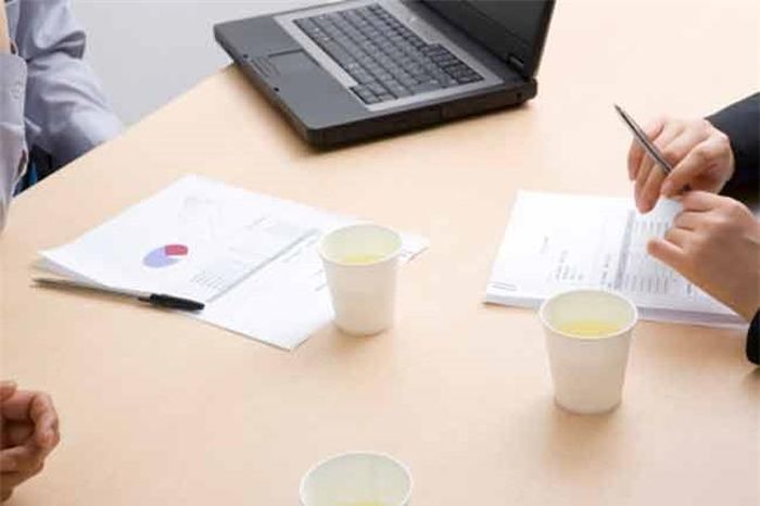 Uống trà xanh: Trà xanh giúp tăng cảm hứng, cải thiện sức tập trung và trí nhớ ngắn hạn, đồng thời giảm mệt mỏi. Uống vài tách trà trong ngày là một cách tốt để cấp ẩm cho cơ thể. Bên cạnh đó, trà xanh còn giúp bảo vệ tế bào khỏi những tổn thương do gốc tự do gây ung thư