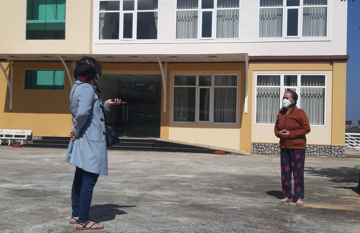 Nhà báo Như Nguyện (Báo Gia Lai) giữ khoảng cách khi phỏng vấn một bệnh nhân vừa khỏi bệnh chuẩn bị xuất viện. Ảnh: Minh Nguyễn