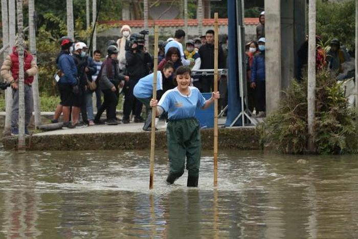 Vân Dung lội bùn bắt bóng tìm "cơ hội đổi đời"
