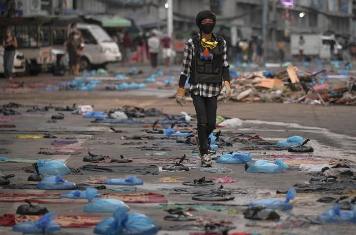 Trước đó, trong bối cảnh tình hình tại Yangon ngày càng "tăng nhiệt" khi người dân tiếp tục xuống đường biểu tình phản đối cuộc chính biến hôm 1/2 và đụng độ với lực lượng an ninh, chính quyền quân sự Myanmar đã ban bố thiết quân luật tại nhiều khu vực trong thành phố này. Ảnh: Reuters.