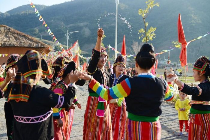 Thiếu nữ dân tộc Cống. Ảnh baolaichau.vn.