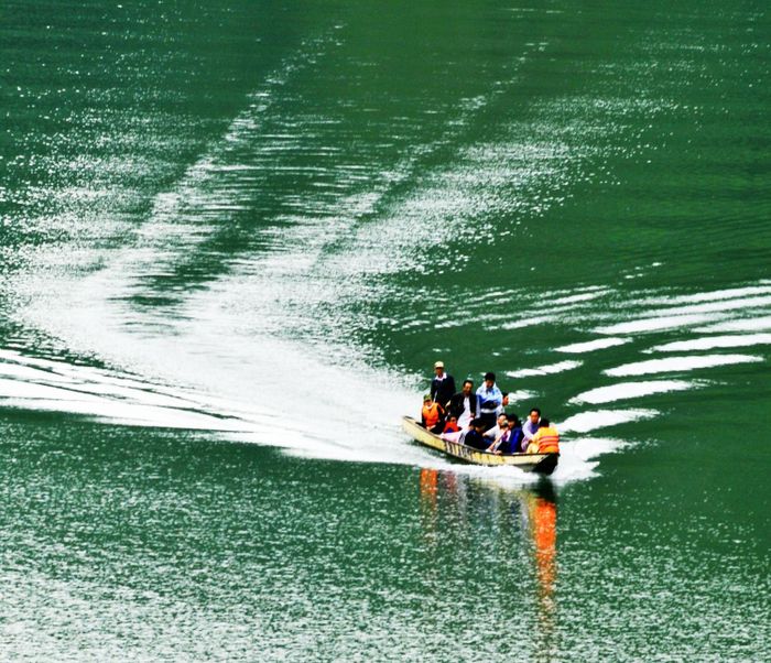 Du khách trải nghiệm trên dòng Đà Giang.