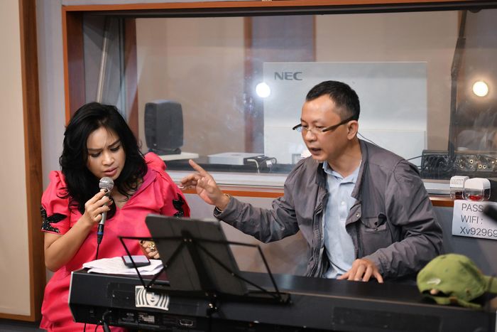 Nhạc sĩ Lưu Hà An cùng ca sĩ Thanh Lam tập luyện cho liveshow "Hẹn yêu".