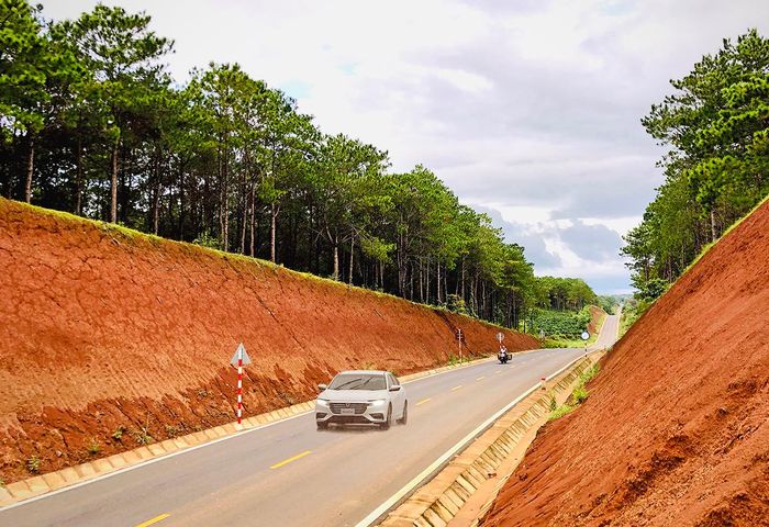 Đường Hồ Chí Minh-tuyến tránh đô thị Pleiku (đoạn qua xã Gào). Ảnh: Lê Hòa