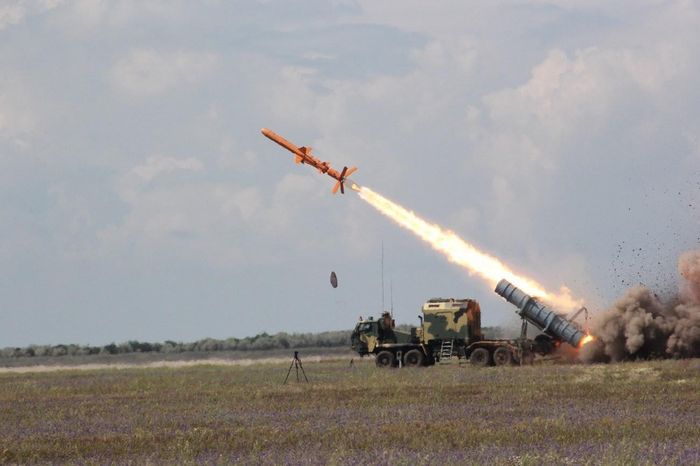 Được phát triển trên cơ sở Kh-35 Uran của Liên Xô, tên lửa chống hạm Neptune của Ukraine có khả năng bắn trúng mục tiêu ở khoảng cách lên tới 300 km, xa hơn đáng kể so với phiên bản gốc.