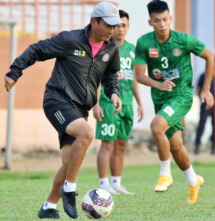  Ông hướng dẫn các cầu thủ cách Lee Nguyễn đi bóng và làm sao phong tỏa được cựu sao giải Nhà nghề Mỹ. "Lee Nguyễn đừng hòng chơi tự do và chuyền bóng cho các cầu thủ tấn công khác", HLV Shimoda nói. 